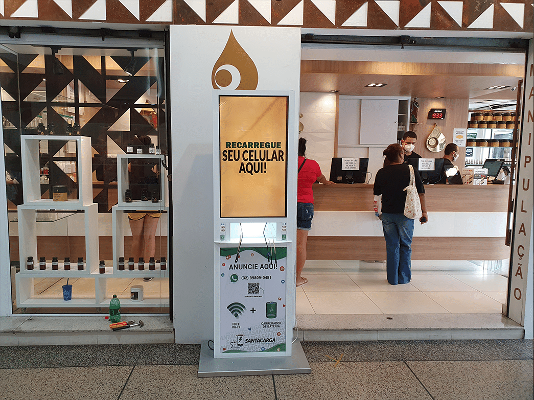 Totem digital Santa Carga RJMarher instalado em ponto de alto fluxo no Rio de Janeiro